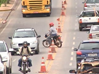 Imagens feitas na Avenida Miguel Sutil mostram riscos dos motoristas.