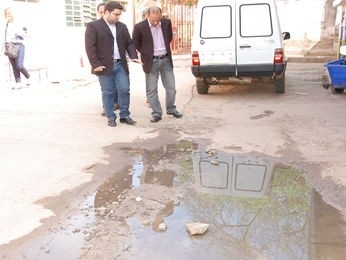 Esgoto provoca mau cheiro na frente de refeitrio