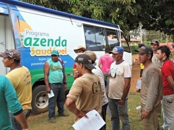 Trabalhadores passam por exames gratuitos nas fazendas