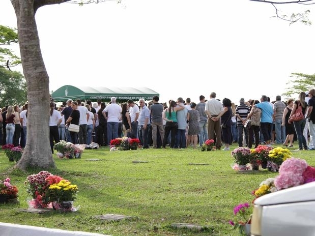 Enterro do corpo da universitria Isabela Pavani Castilho Cruz, 18 anos, que levou um tiro na cabea