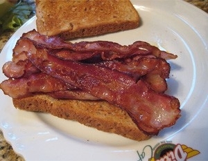 Ladro invadiu casa apenas para fritar bacon e beber cerveja, sem roubar nada do local (Foto ilustrativa: Edkohler/Wikim