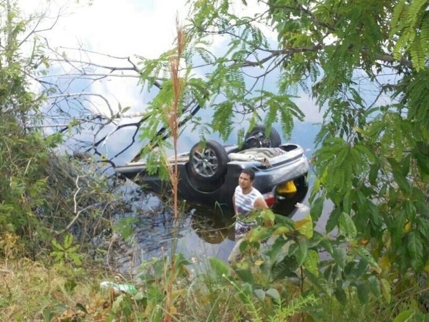 Carro foi localizado em lago no km 235 da BR-174 (Foto: Divulgao/Polcia Rodoviria Federal)