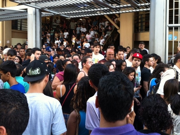 Candidatos saem em massa da prova do Enem na Uninove Barra Funda (Foto: Letcia Macedo/G1)