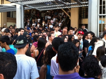 Candidatos saem em massa da prova do Enem na Uninove Barra Funda (Foto: Letcia Macedo/G1) 