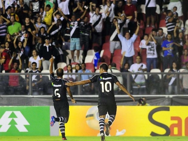 Atuando como lateral, Felipe ( esq.) marcou um golao contra o Vasco