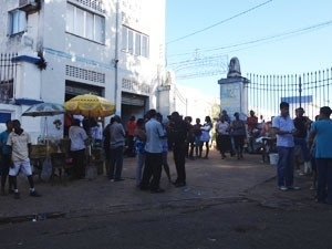 Parentes e amigos na porta do cemitrio, aps enterro da criana