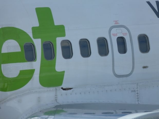 Um grupo de fotgrafos de Porto Alegre flagrou uma aeronave da Webjet com um buraco na fuselagem