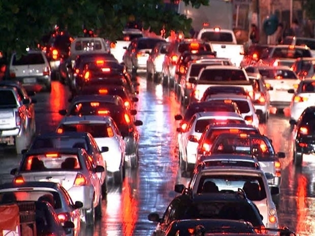 Motoristas enfrentam fila no trnsito em avenidas de Cuiab