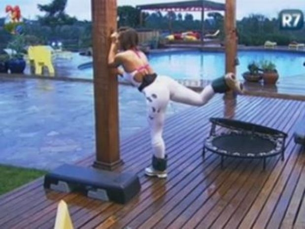 Nicole Bahls motrou como mantm a boa forma em A Fazenda na tarde desta quarta-feira (6)