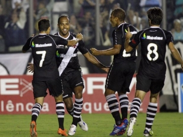 Vascanos fizeram a festa em casa e mantiveram a boa fase no Brasileiro