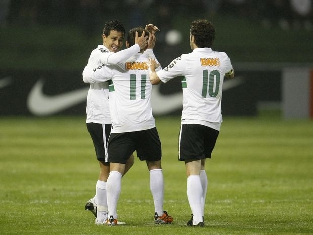 Jogadores do Coritiba celebram gol no Couto Pereira: foram os primeiros pontos na Srie A