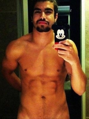 Suposta foto de Caio Castro nu vazou na internet nesta quarta-feira (6)