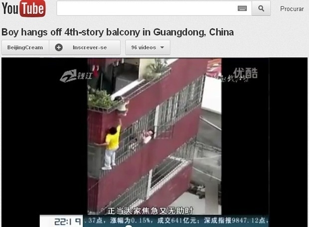 Imagens de TV chinesa postadas no YouTube mostram momento em que vizinho se arrisca para resgatar crian�a