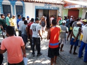 Revoltados, vizinhos foram para porta da delegacia