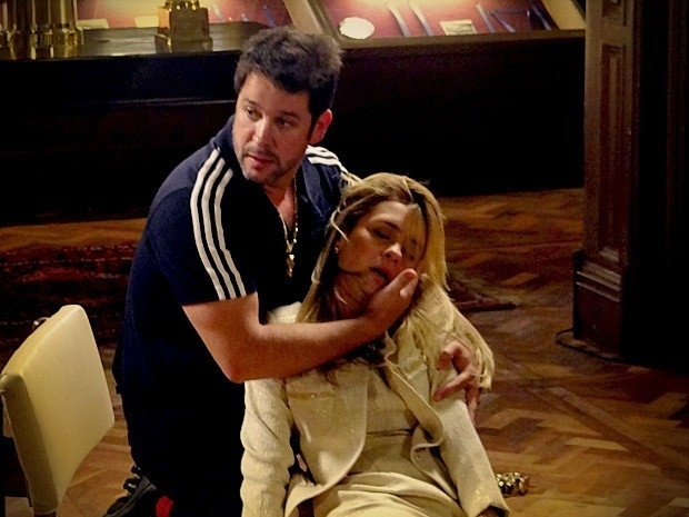 Carminha desmaia ao ser desmascarada