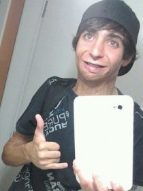 Lus Felipe Macedo sofreu queimaduras em 35% do corpo aos 11 anos. Hoje, aos 18, vive como um jovem de sua idade. 