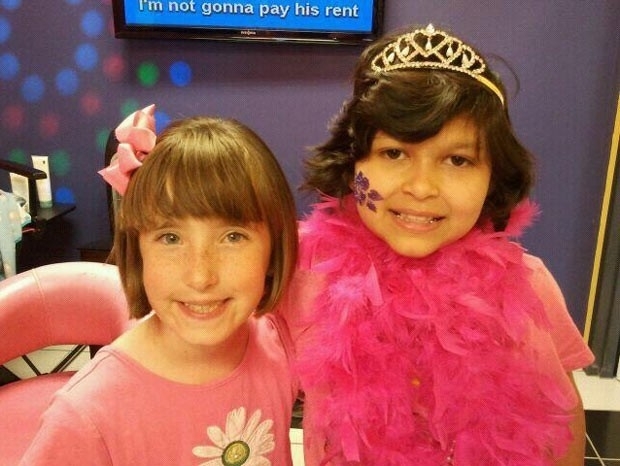 Katie Tindall, � esquerda, e Emily Pena (Foto: BBC)