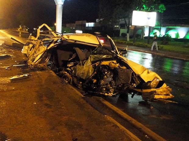 Acidente deixou frente do carro e poste completamente destrudos