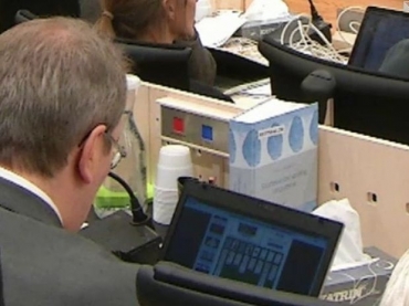 Frame de vdeo do grupo noruegus VG mostra o momento em que o juiz Ernst Henning Eielsen jogava pacincia