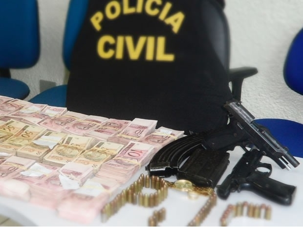 Suspeitos foram presos com R$ 77 mil em dinheiro, pistolas e munies em Chapada dos Guimares