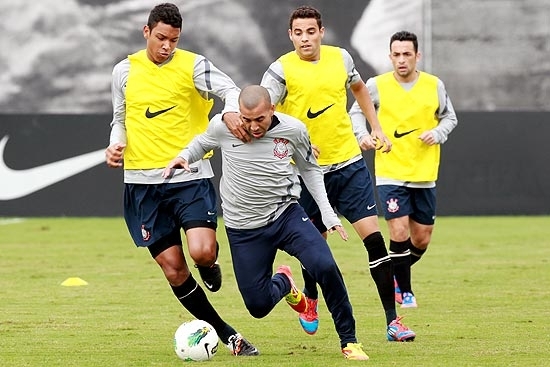 Emerson (cinza) disputa bola em treino do Corinthians nesta sexta-feira