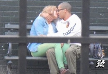 Professora  flagrada aos beijos com aluno em parque