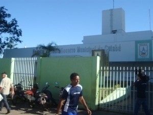 Homem de 52 anos morreu na calada em frente do Pronto-Socorro (Foto: Pollyana Arajo/ G1)