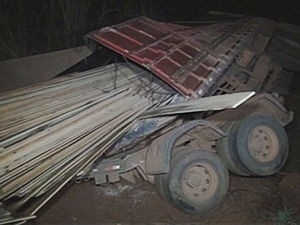 Veculo tombou na BR-070, prximo ao municpio de Poxoru (Foto: Joo Paulo Rezende/ Clique F5)