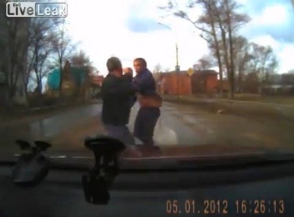 Russo tenta o suicdio e acaba levando uma surra!