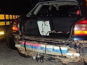 Droga foi encontrada aps revista no interior do veculo (Foto: Divulgao / PRF)