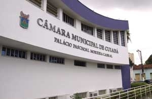 Os parlamentares votaram em car�ter de urg�ncia a cria��o de uma verba indenizat�ria de R$ 20 mil ao prefeito 