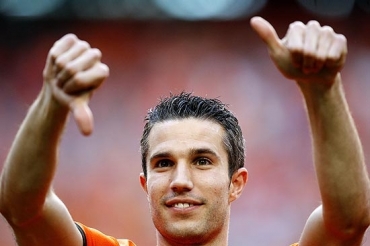 O atacante Robin van Persie gesticula para a torcida antes do amistoso entre Holanda e Bulg�ria