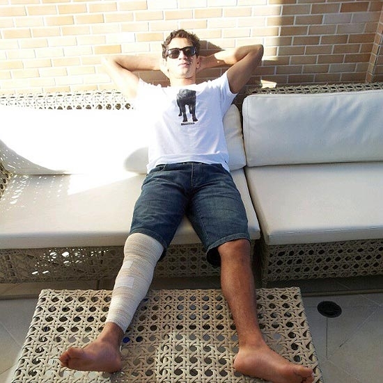 O meia Paulo Henrique Ganso, do Santos, em casa aps cirurgia no joelho