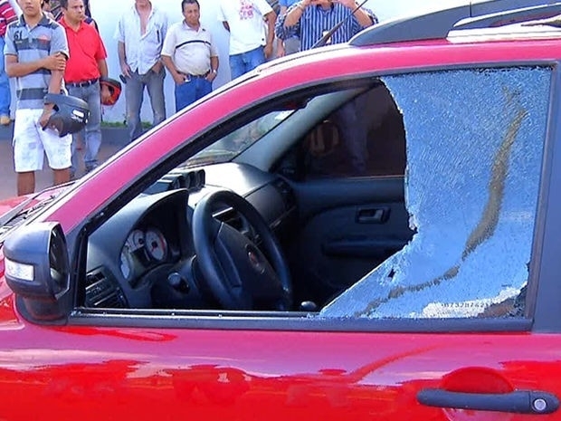 Vtima manobrava o carro quando foi atingida por tiros