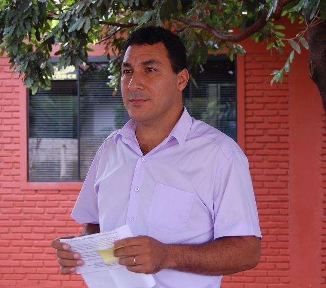 Secretrio Cludio Jos Alves informou  imprensa sobre a transferncia de data.