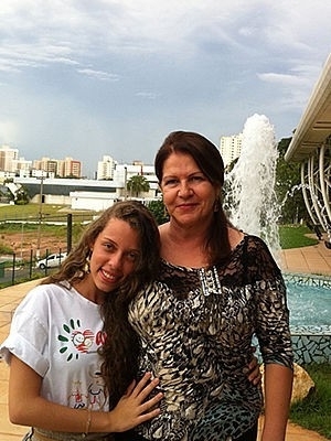 Me e filha trabalham juntas em associao de aopoio  adoo