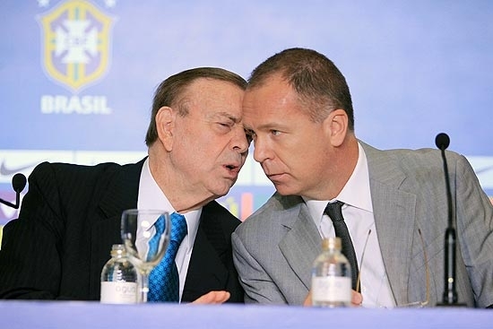 Marin (esq.) conversa com Mano Menezes durante a convoca��o da sele��o brasileira