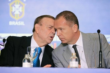 Marin (esq.) conversa com Mano Menezes durante a convoca��o da sele��o brasileira