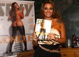 Monique posa com sua revista