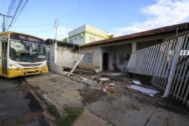 Com o impacto o muro da residncia ficou destrudo, porm no houve feridos 