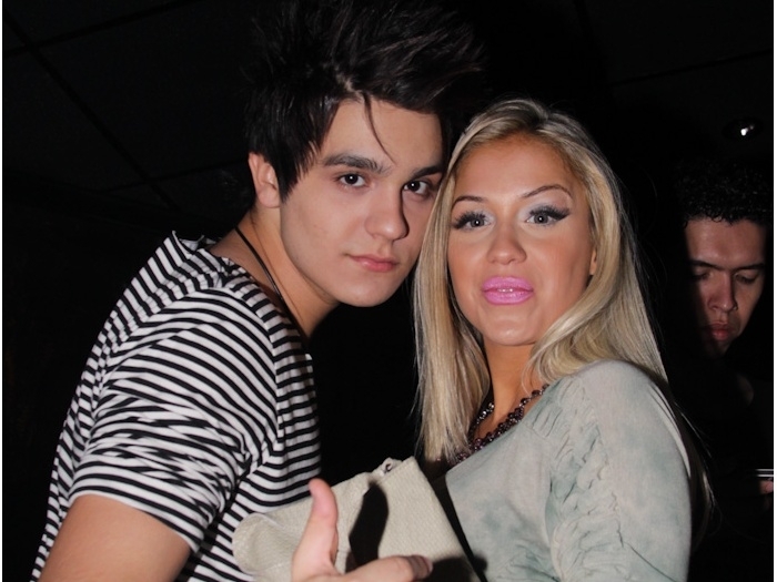 Luan faz cara sensual ao posar com Panicat