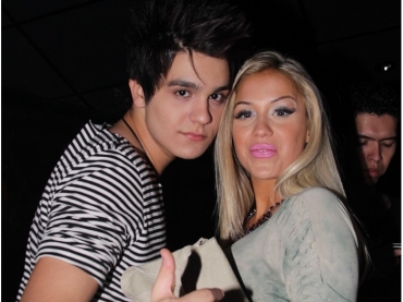 Luan faz cara sensual ao posar com Panicat 