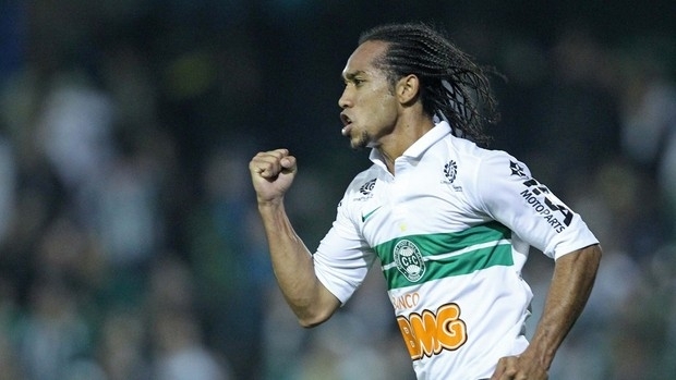 Everton Costa fez dois na goleada coxa-branca, no Couto Pereira