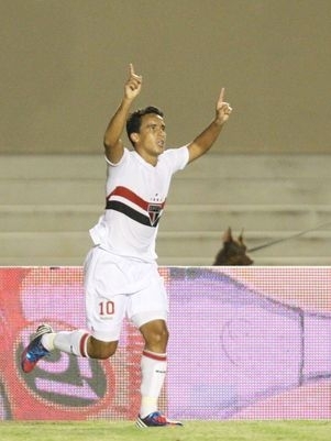 Jadson fez gol que foi fundamental para brecar a empolgao do Gois