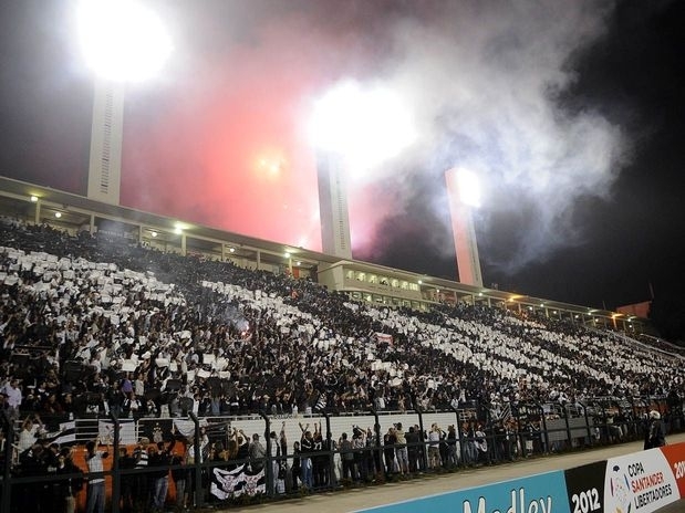 Torcida corintiana lotou o Pacaembu e fez at um mosaico antes do incio da partida