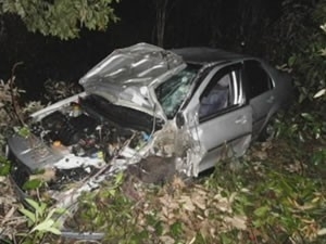 Carro capotou ap�s a colis�o com a moto