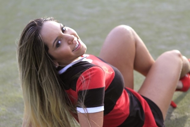 Renata Frisson posa em um campo de futebol
