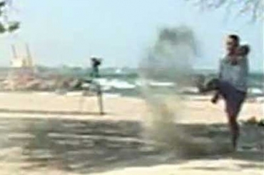 Homem ficou ao fundo jogando a areia para o alto com p. 