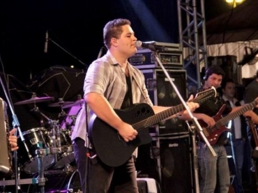 O cantor de 24 anos durante show; ele deve ser operado ao menos mais uma vez, para corrigir problemas no joelho 