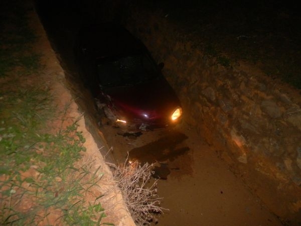 O condutor do perdeu o controle da direo e caiu em uma valeta.